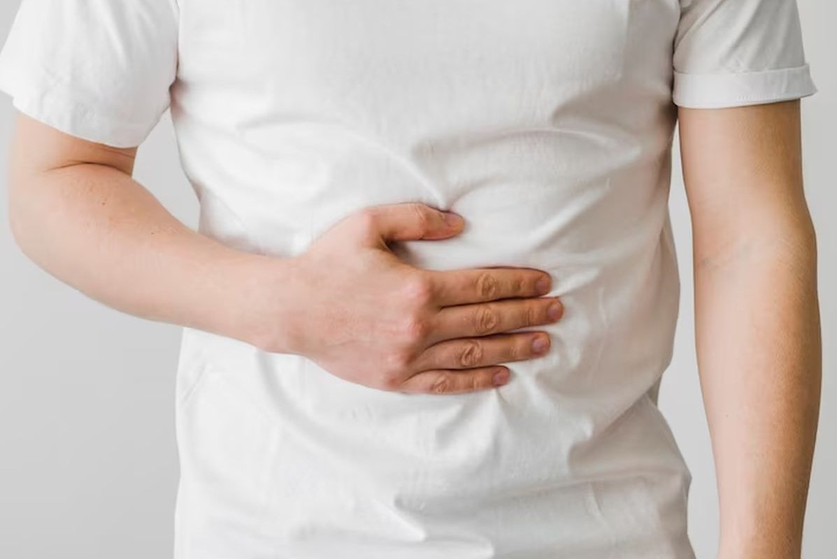 держаться рукой за живот