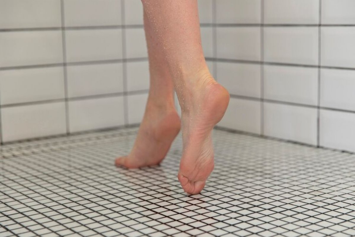 ноги на полу туалета