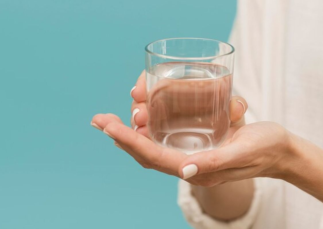 стакан воды в руках
