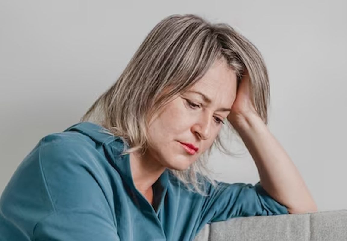 женщина взрослая грустит