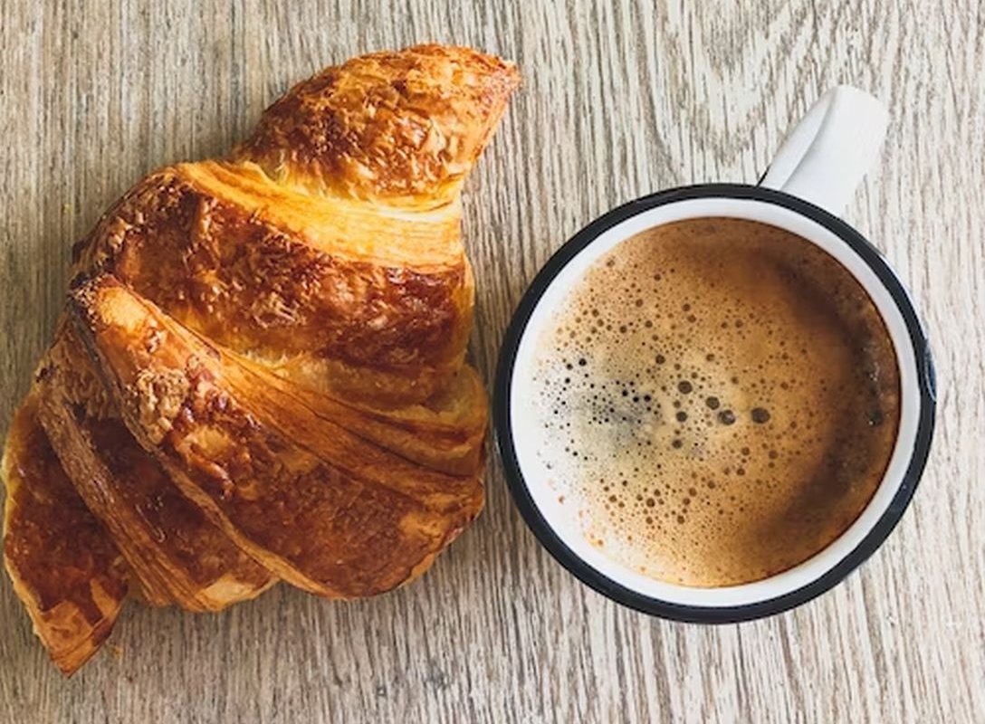 круассан и кофе