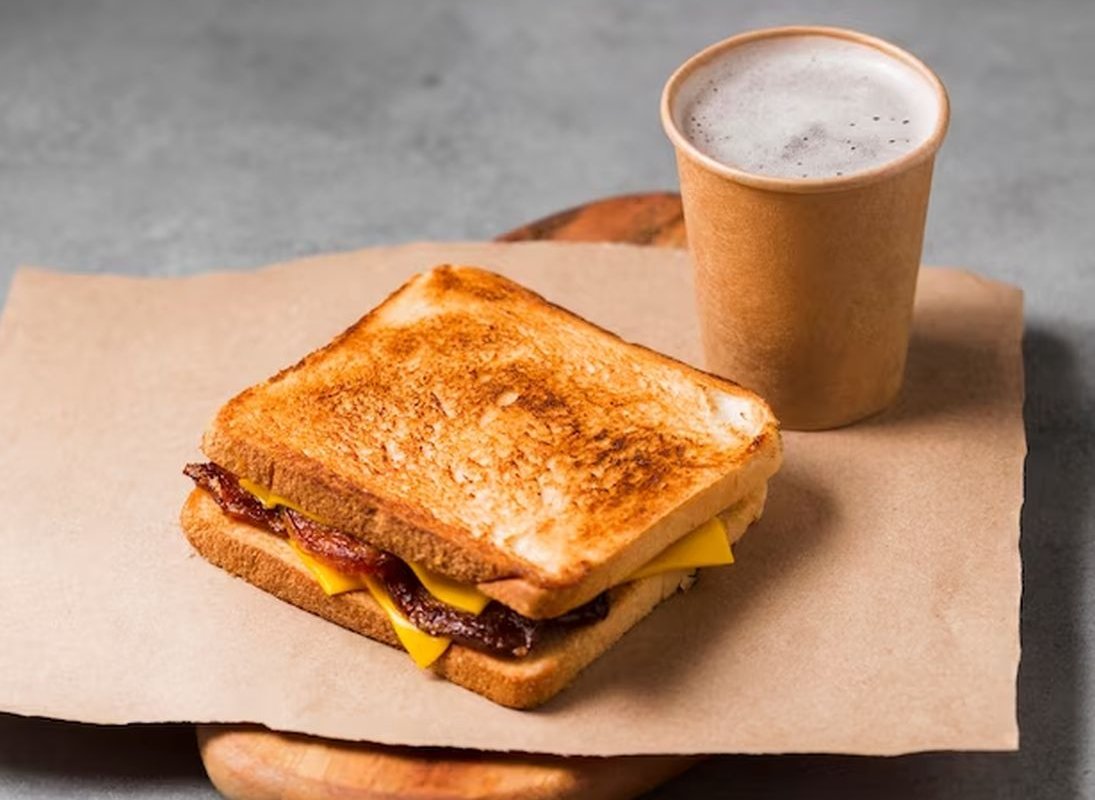 бутерброд и кофе