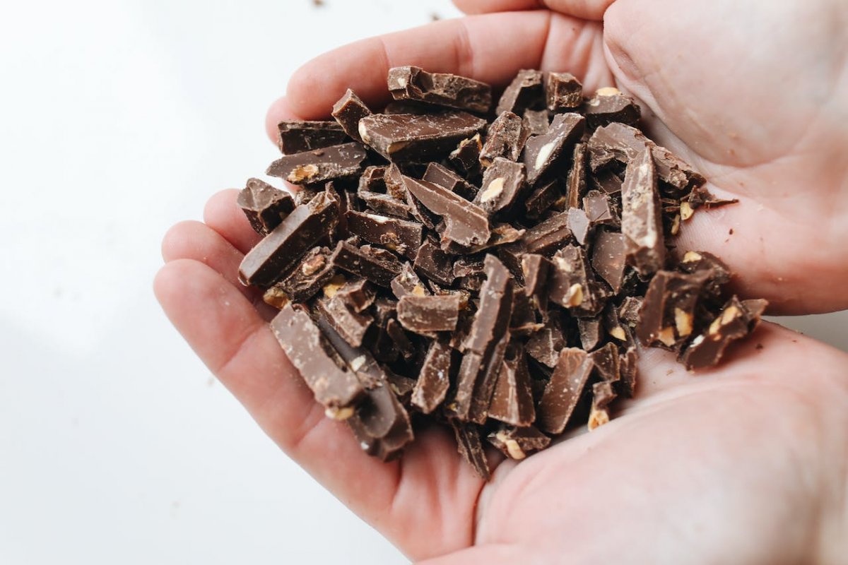 Темный шоколад помогает снизить давления: врачи выявили лучшие здоровые закуски