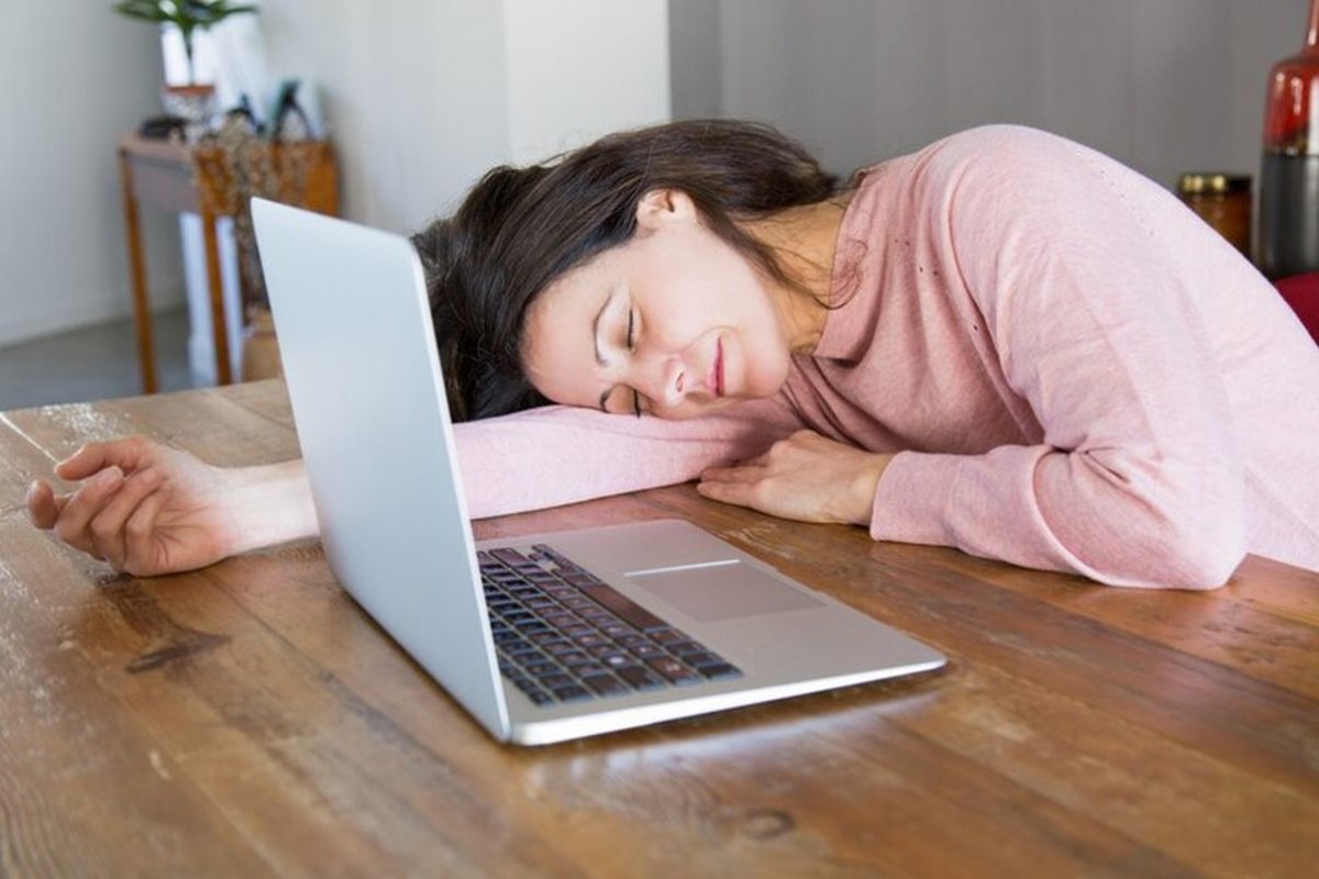 женщина спит рядом с ноутбуком
