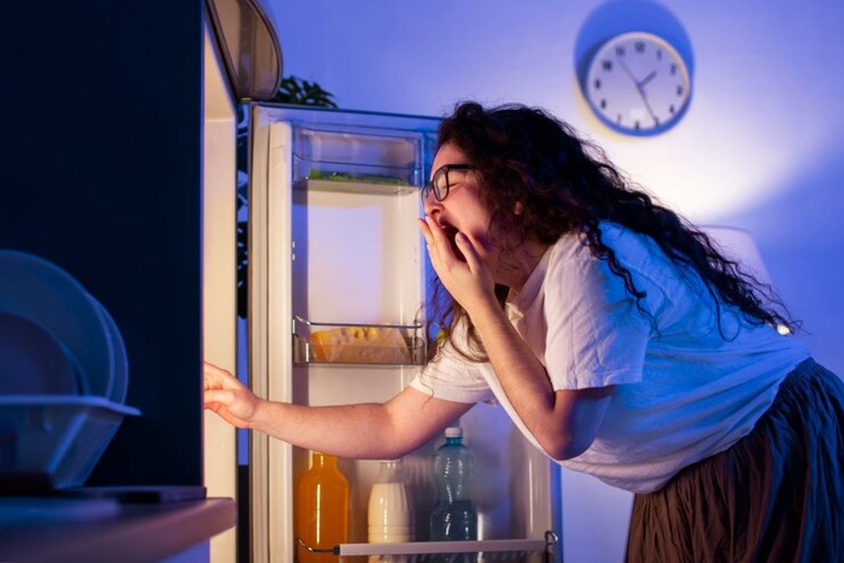 женщина ночью у холодильника