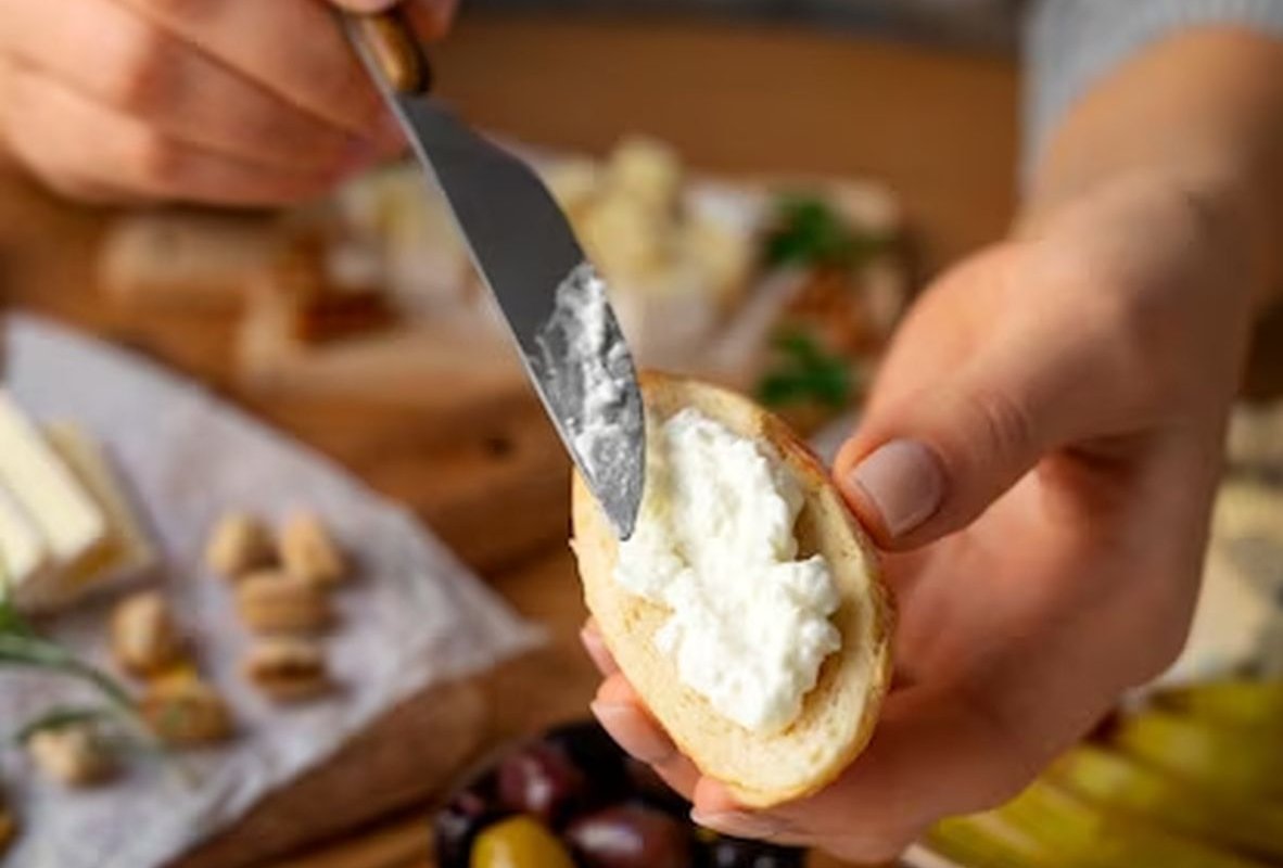 плавленый сыр намазывает на хлеб