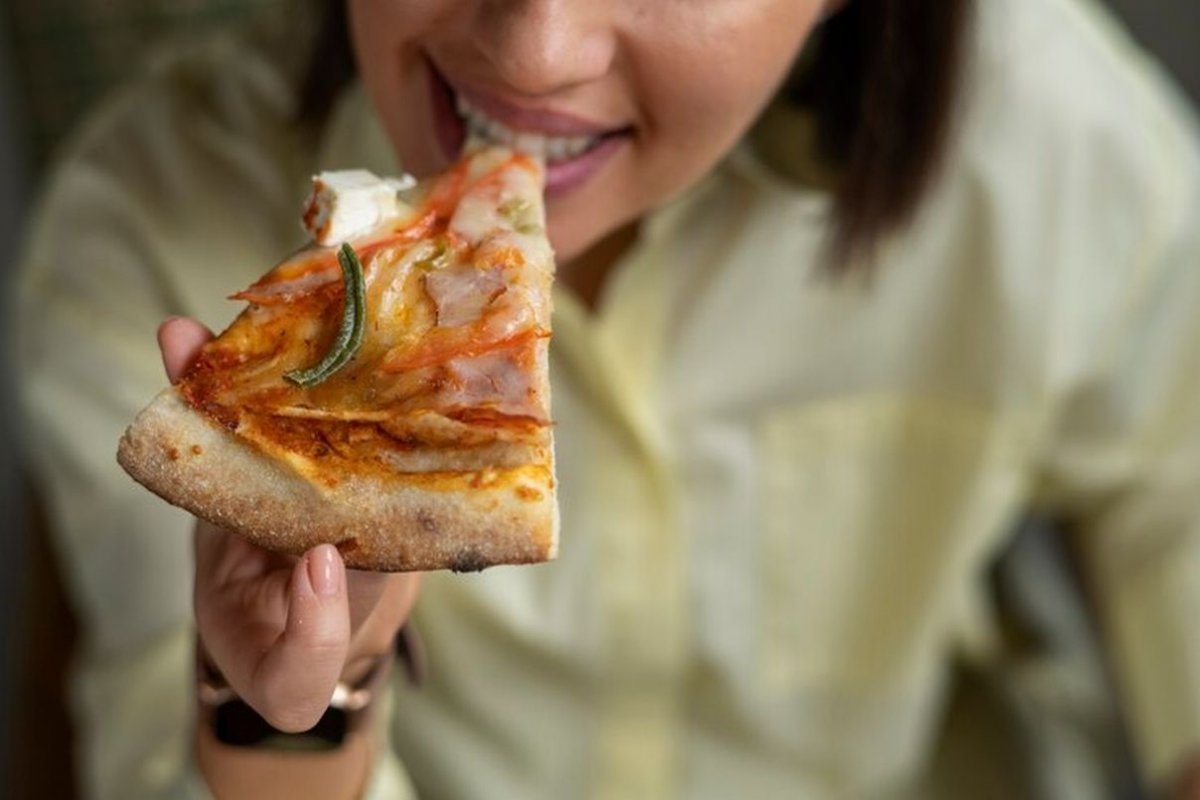 женщина ест пиццу