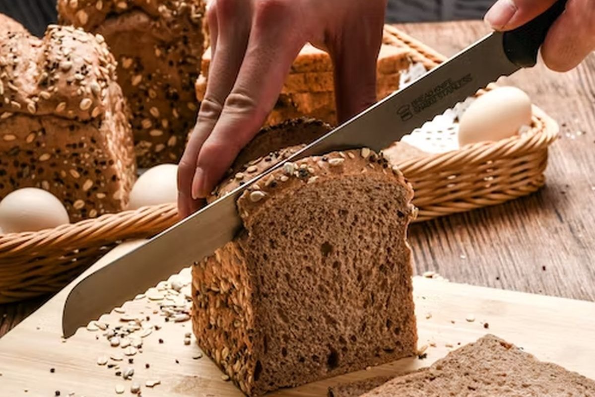 хлеб нарезается ножом