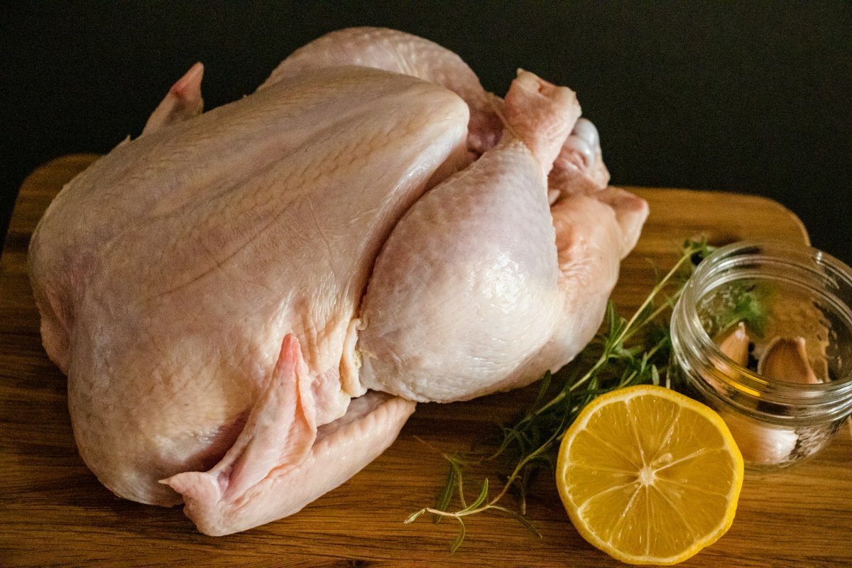 Диетолог Соломатина рассказала о вредных для здоровья частях курицы, а нутрициолог Строков назвал самую полезную часть