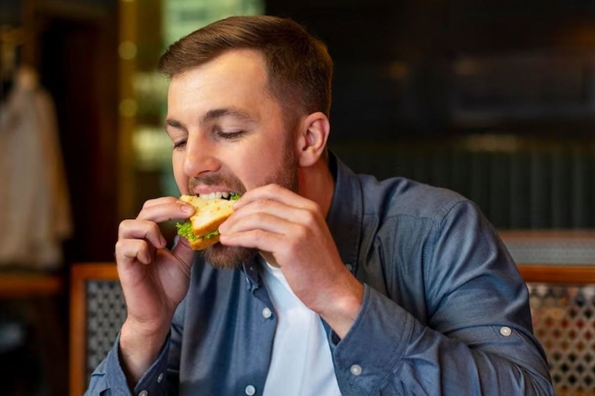 мужчина ест