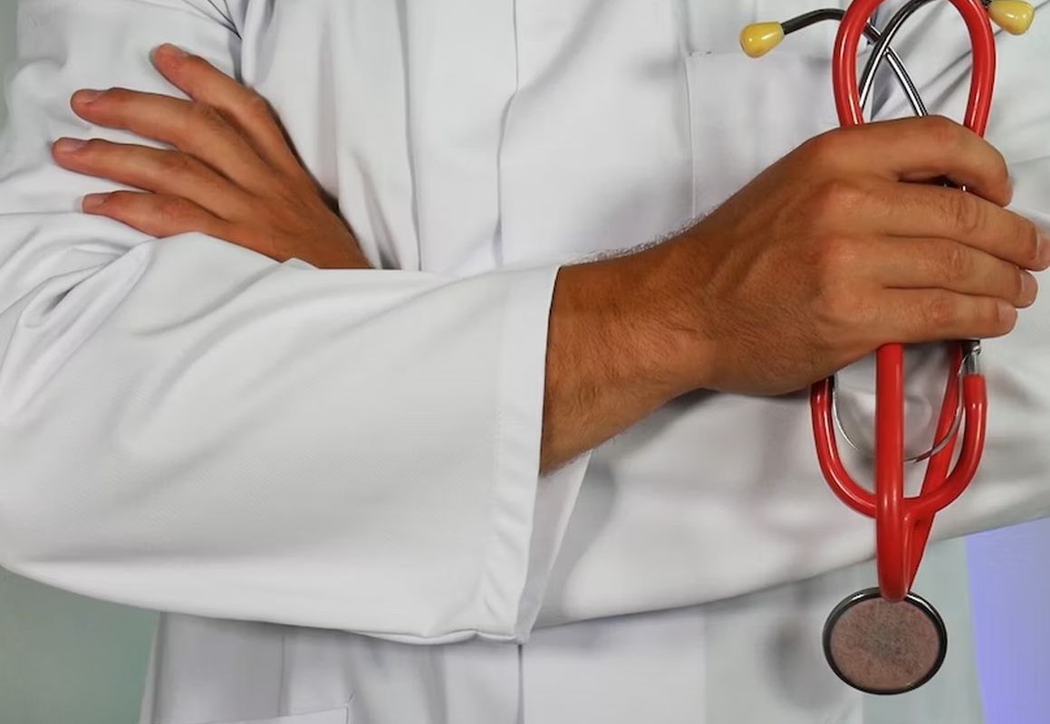 врач в белом халате