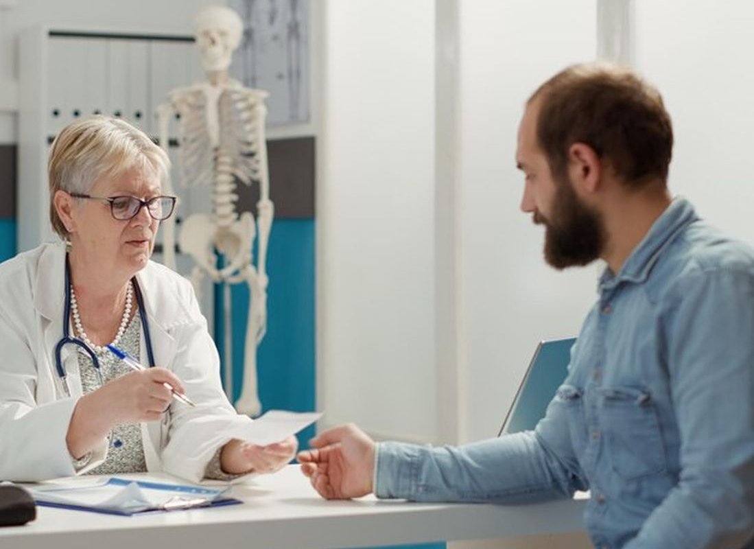 мужчина у врача