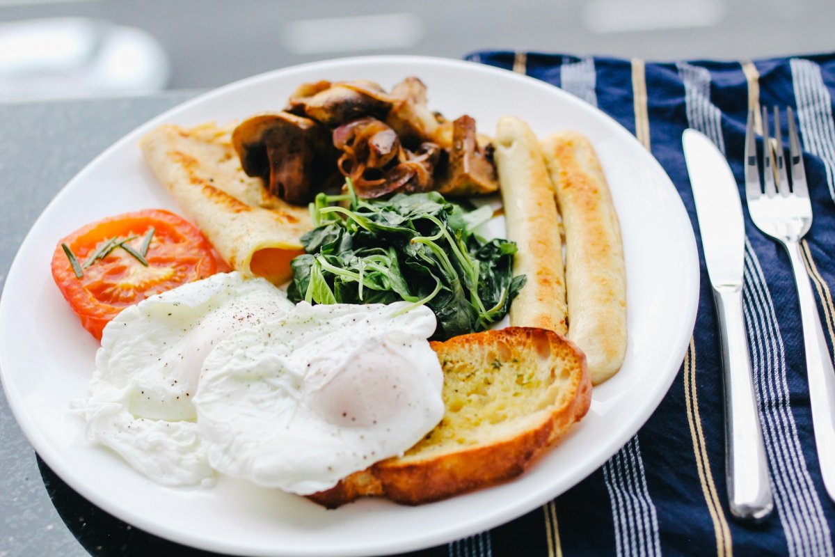 Врач Дианова назвала яичницу с сосисками худшим завтраком, нутрициолог Строков объяснил, чем лучше заменить сосиски