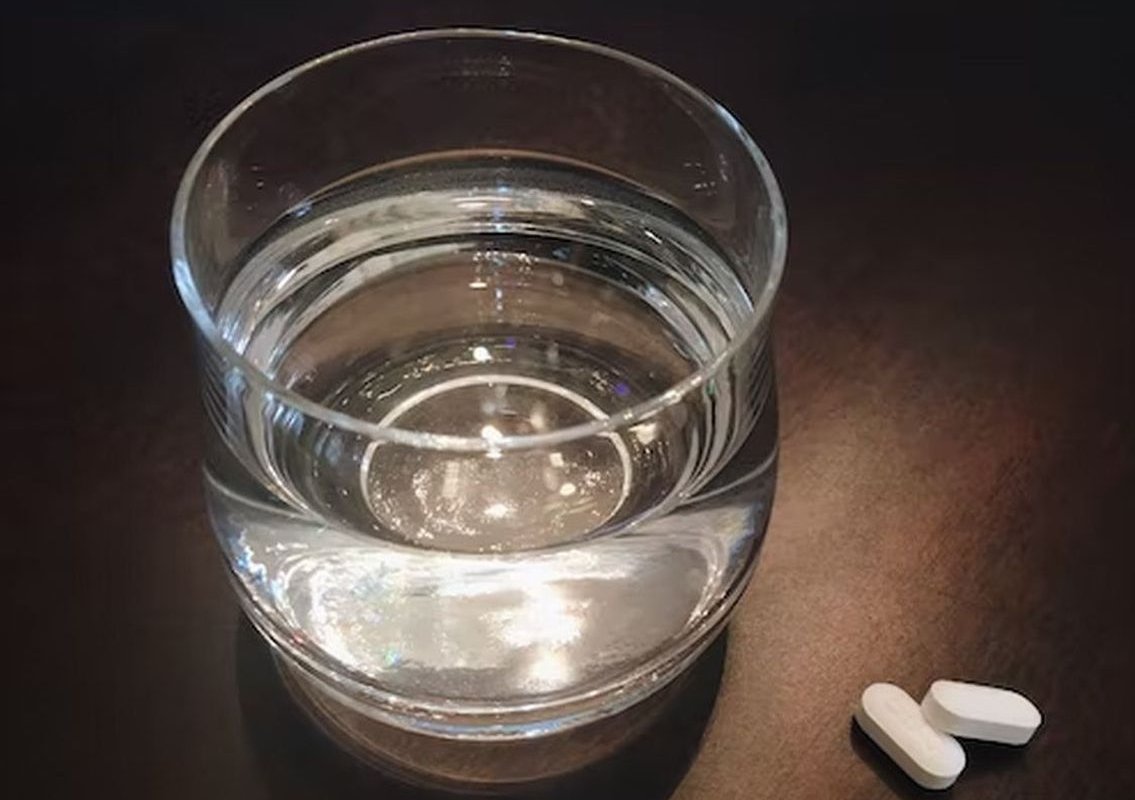 стакан воды и таблетки