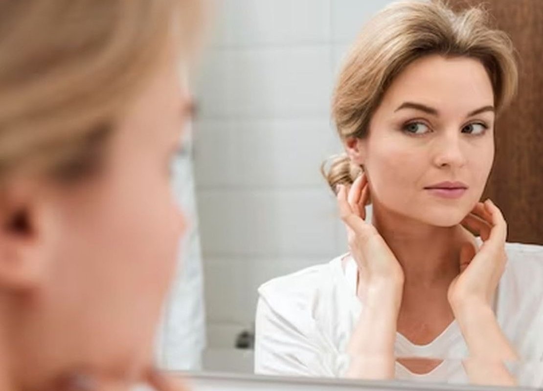 женщина смотрит в зеркало