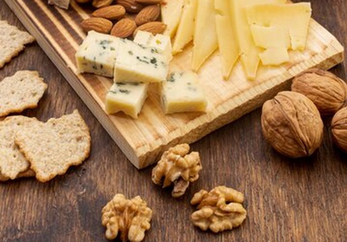 орехи и сыр