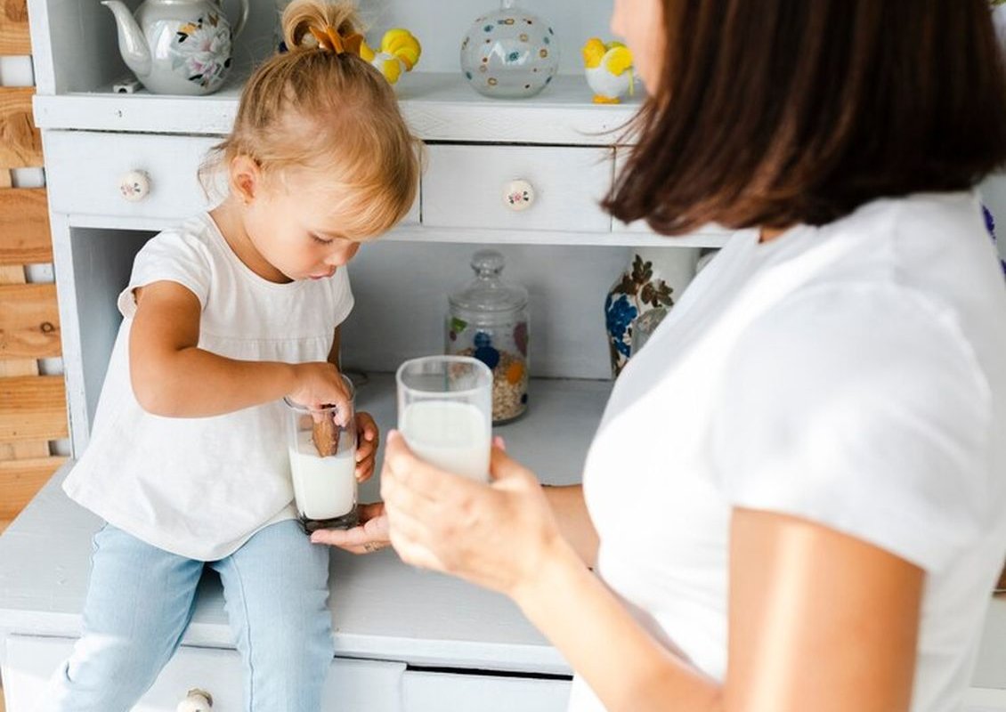 ребенок пьет молоко