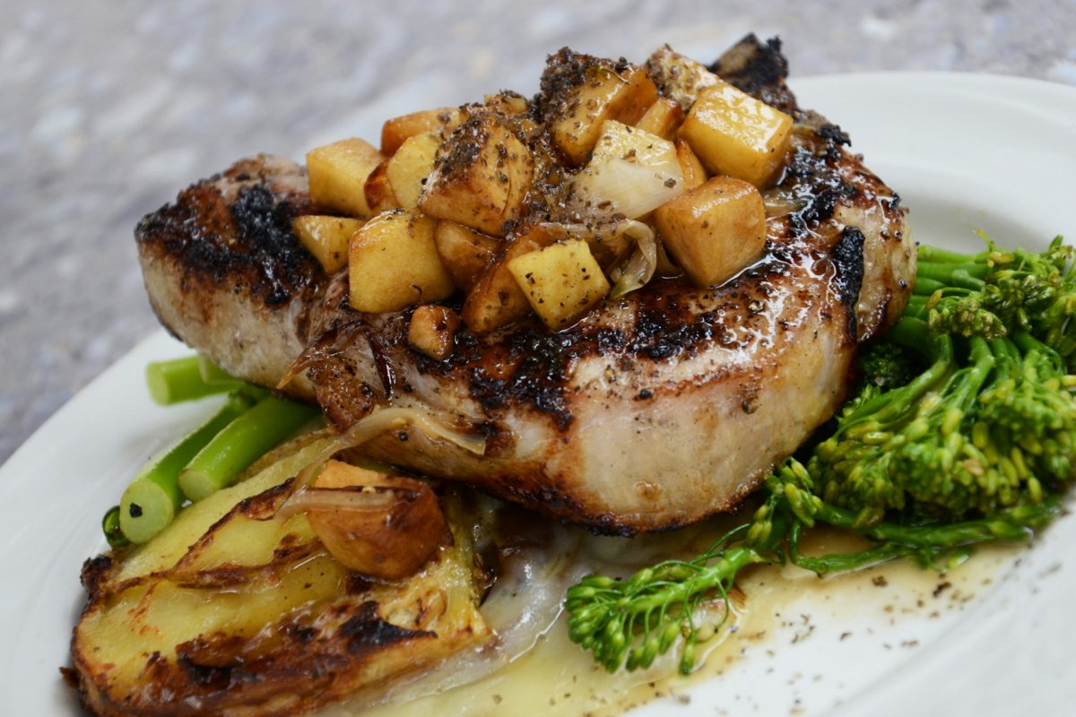 Ученые рассказали, как укрепить сосуды без отказа от жирного мяса, нутрициолог Строков призвал добавить в рацион рыбу, орехи и ягоды