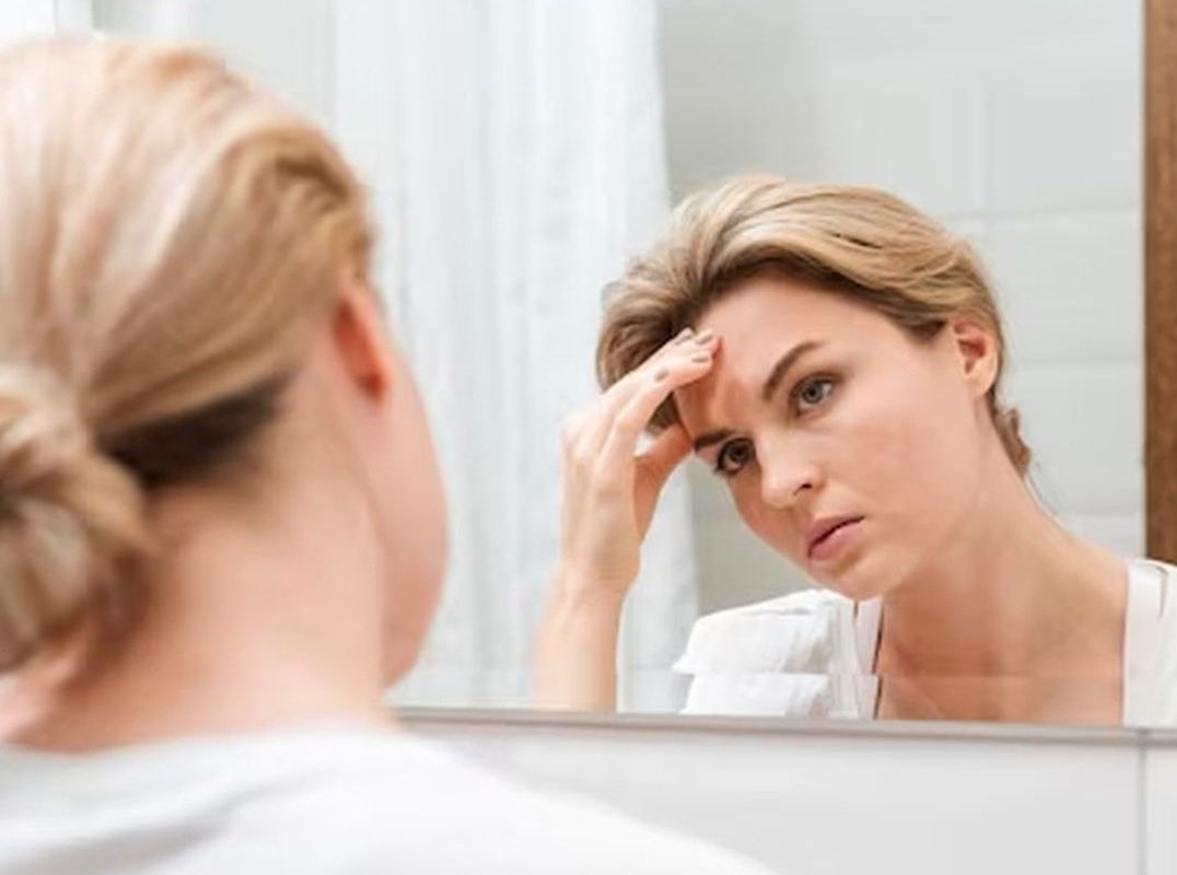 женщина смотрит в зеркало