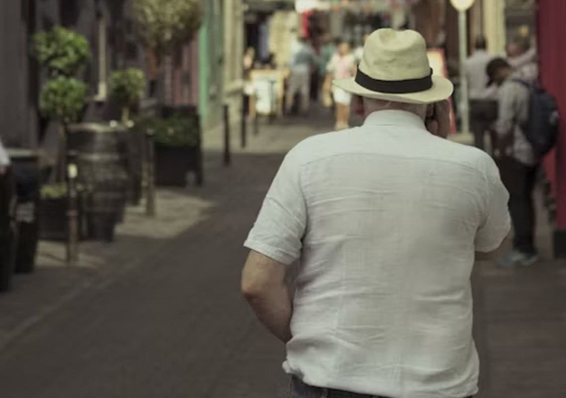 пожилой человек