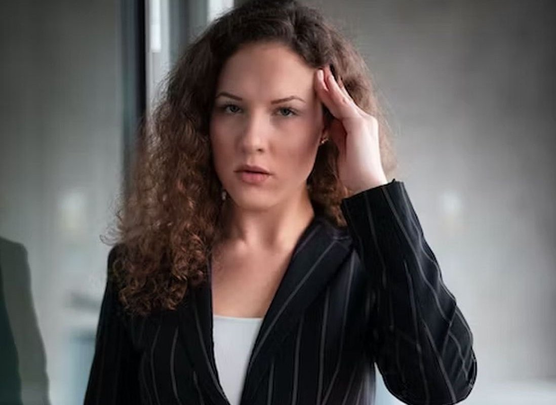 женщина держится за голову