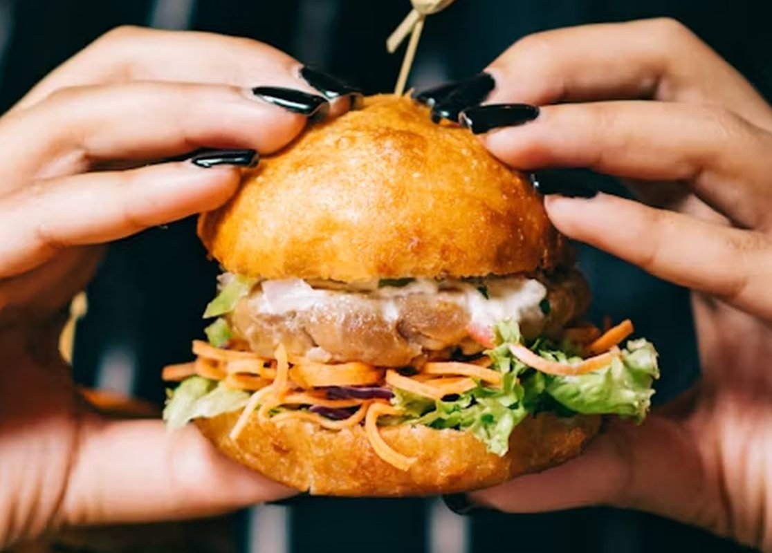 бургер в руках
