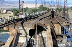 Грузовик обрушил мост